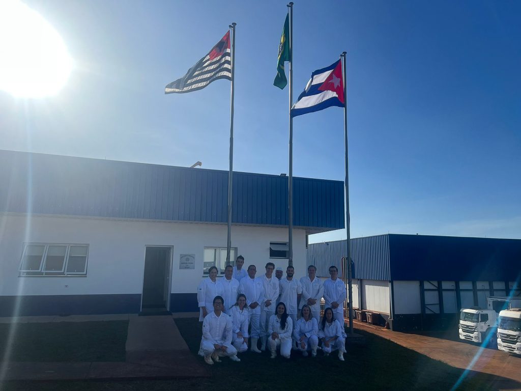 Foto - representantes de cuba. Post: Habilitamos nossa planta para comercializar produtos à Cuba